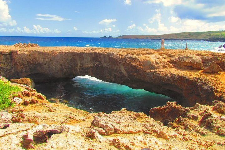 Colorful Beach Bus Sightseeing Tour of Aruba, photo 7 of 10